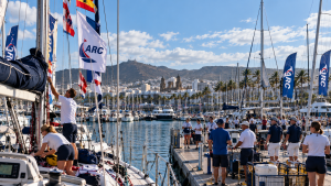 KI-generiertes Symbolbild von Segelyachten vor Las Palmas de Gran Canaria
