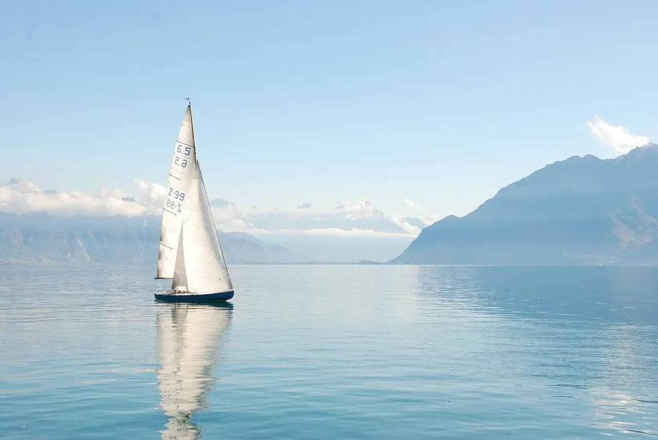 Segelboot auf einem ruhigen See